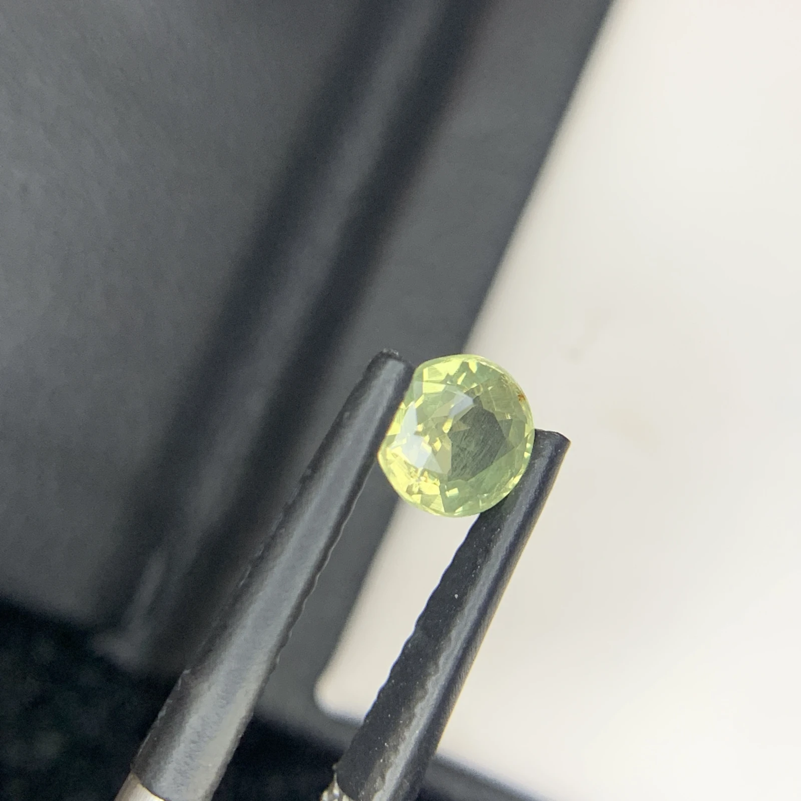 IGI Certified 0.67 ct Natural Green/Purplish Brown Alexandrite Round Shape Loose Gemstone from Sri Lanka — view 6